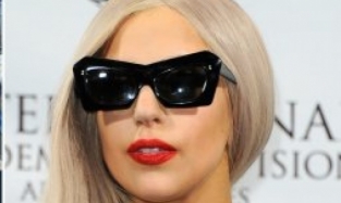 Леди Гага сменила авто на инвалидное кресло из золота